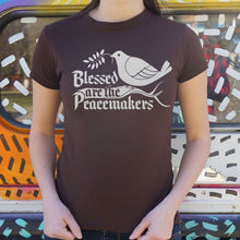 Carregar imagem no visualizador da galeria, Blessed Are The Peacemakers T-Shirt (Ladies) - Beijooo